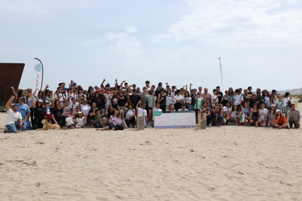 Volunteers on the beach of La Pineda on Good Karma Day