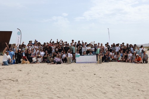 Volunteers on the beach of La Pineda (Vila-Seca) on 30 April.