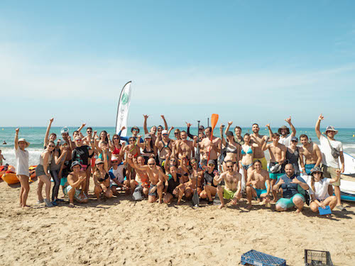 Voluntarios/as en la clean up acuática en Playa Larga, Salou