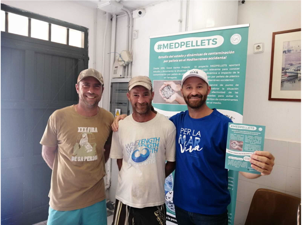 Carlos Salord de Per la Mar Viva con pescadores de la cofradía de Menorca