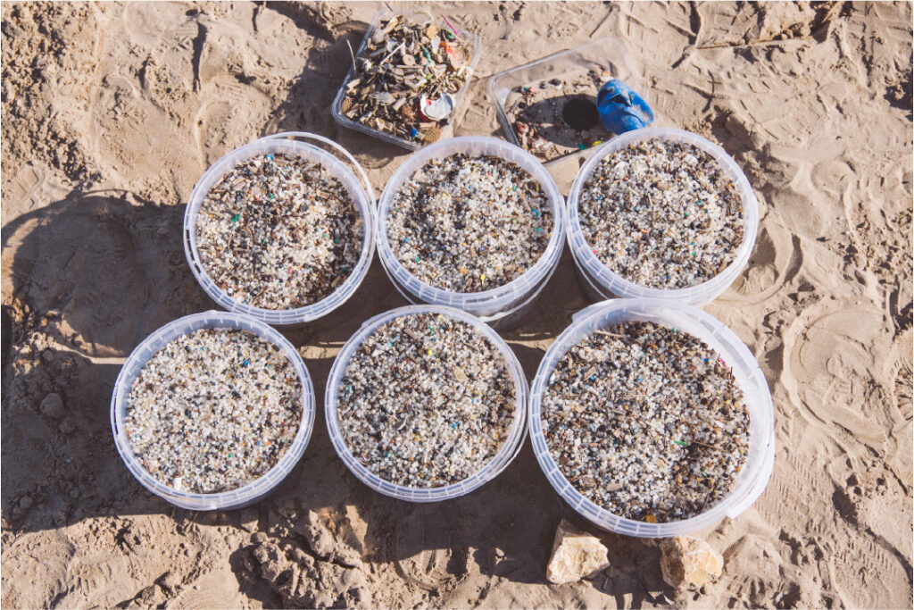 pellets de plastico recogidos en la playa de la pineda